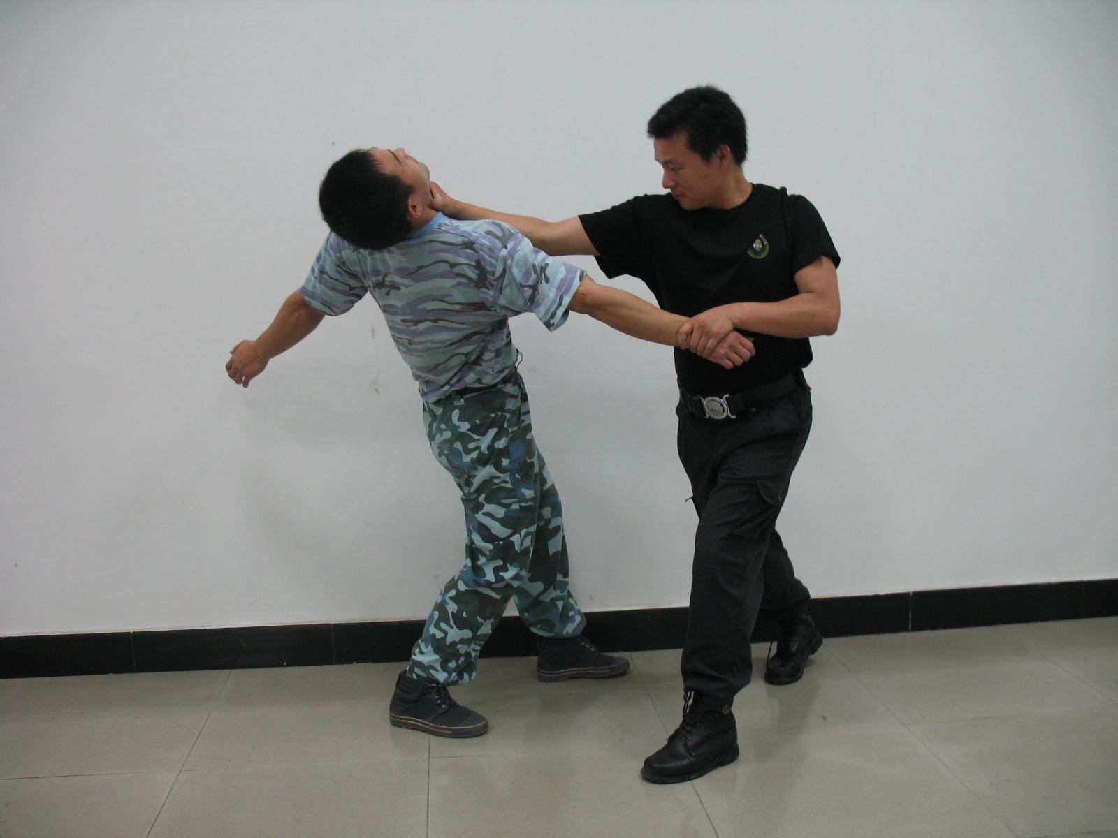 武警龙岩支队机动中队的擒拿搏击训练表演。武警部队的格斗技术