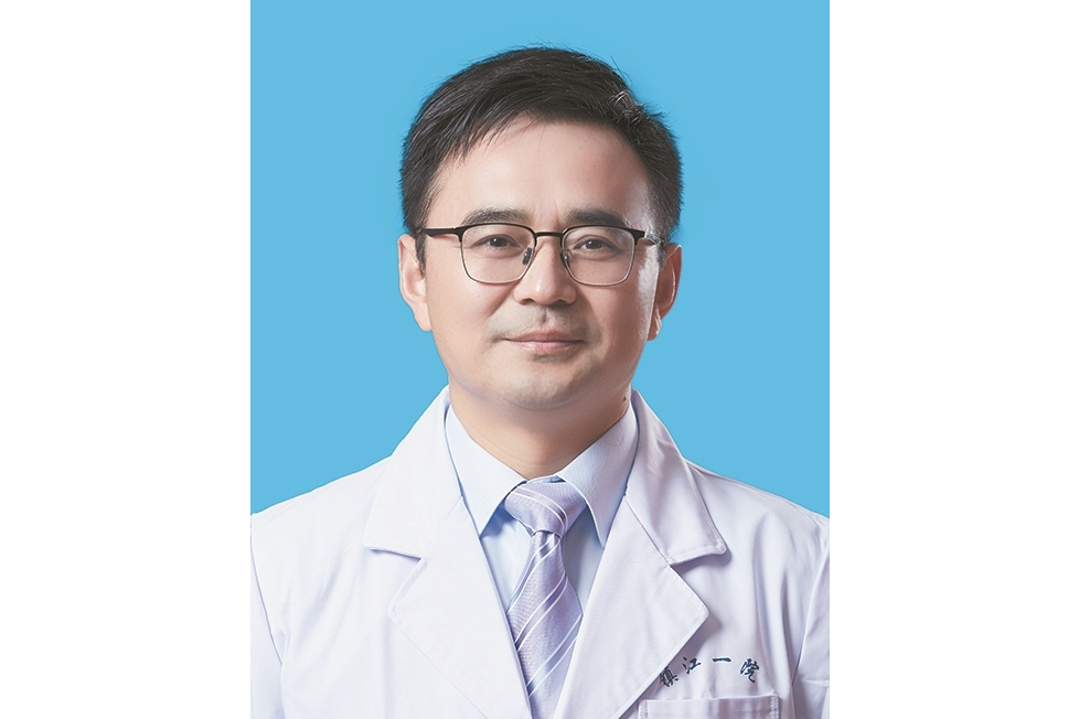 姚俊(江蘇省鎮江市第一人民醫院消化內科副主任、內一黨總支書記,主任醫師) 姚俊(江蘇省鎮江市第一人民醫院消化內科副主任、內一黨總支書記,主任醫師)
