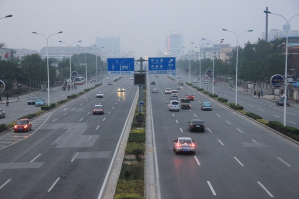 貫穿市區的天津快速路屬於典型的城市一級公路