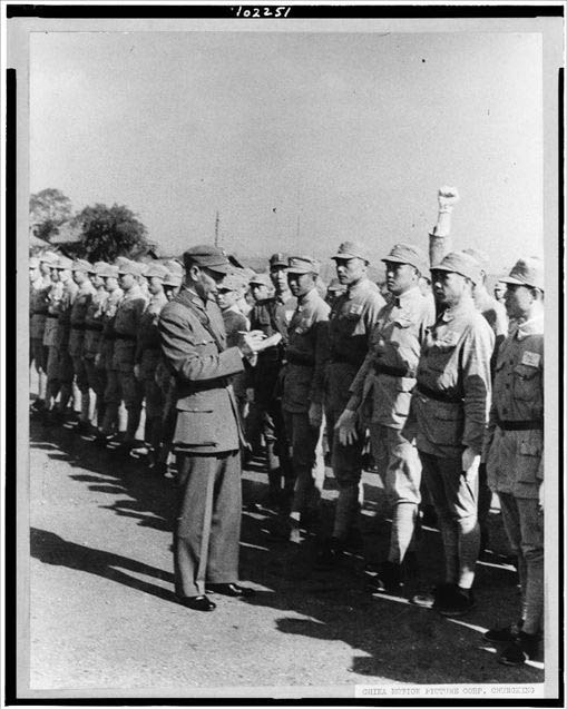 蔣介石在重慶軍官訓練團營地演講後視察