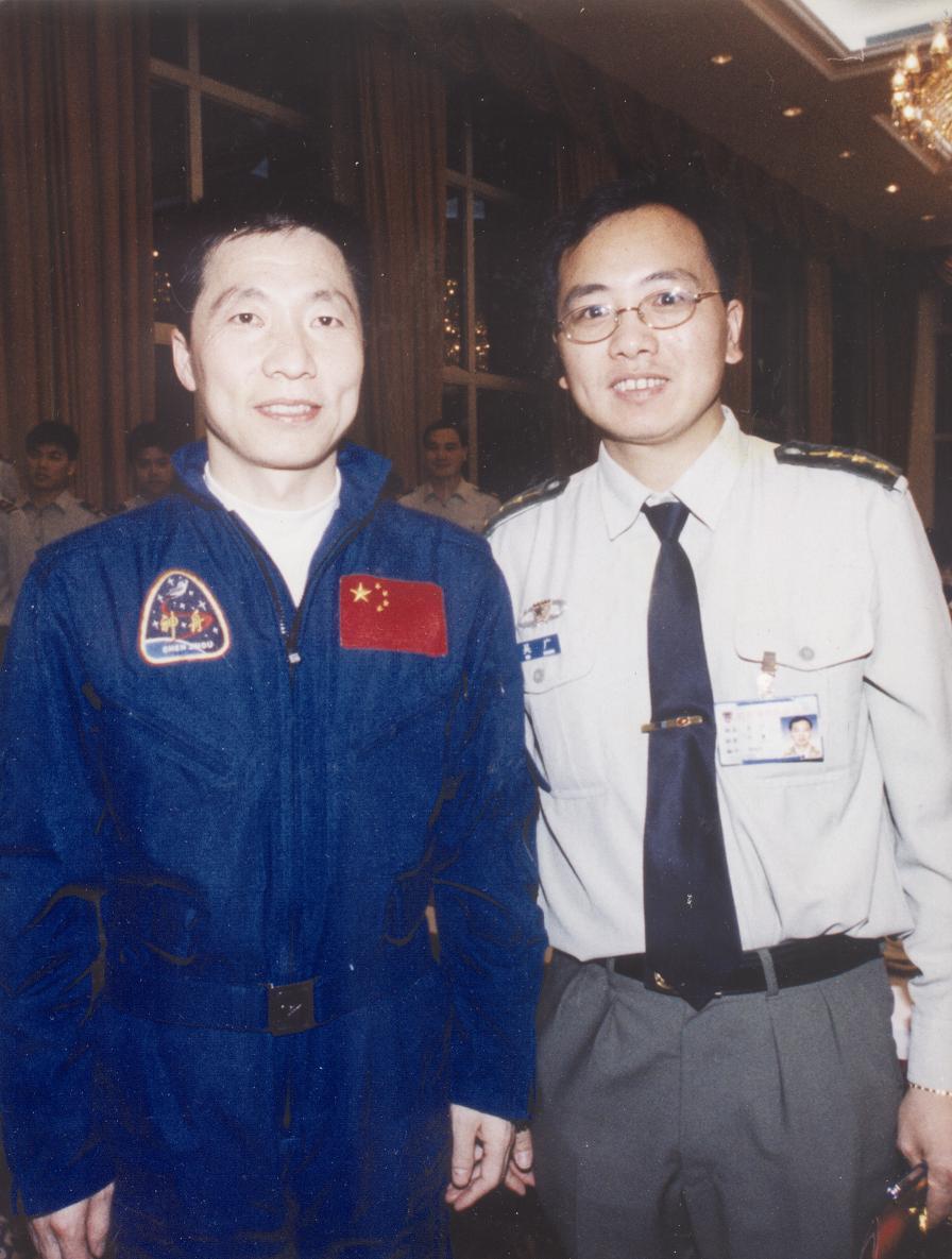 03年與航天英雄楊利偉香港軍營合影留念