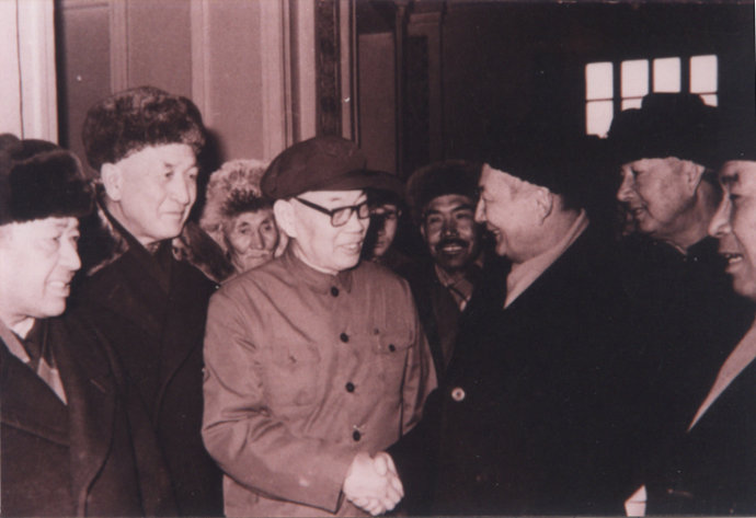 張東月（左三）與民族幹部親切交談