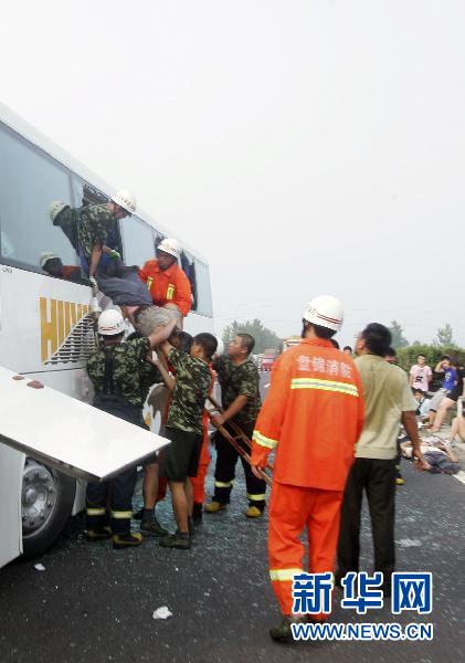 救援人員故現場搶救乘客