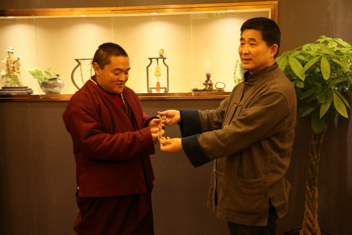 精品藝術館向噶瑪龍多法王贈送了琥珀佛珠