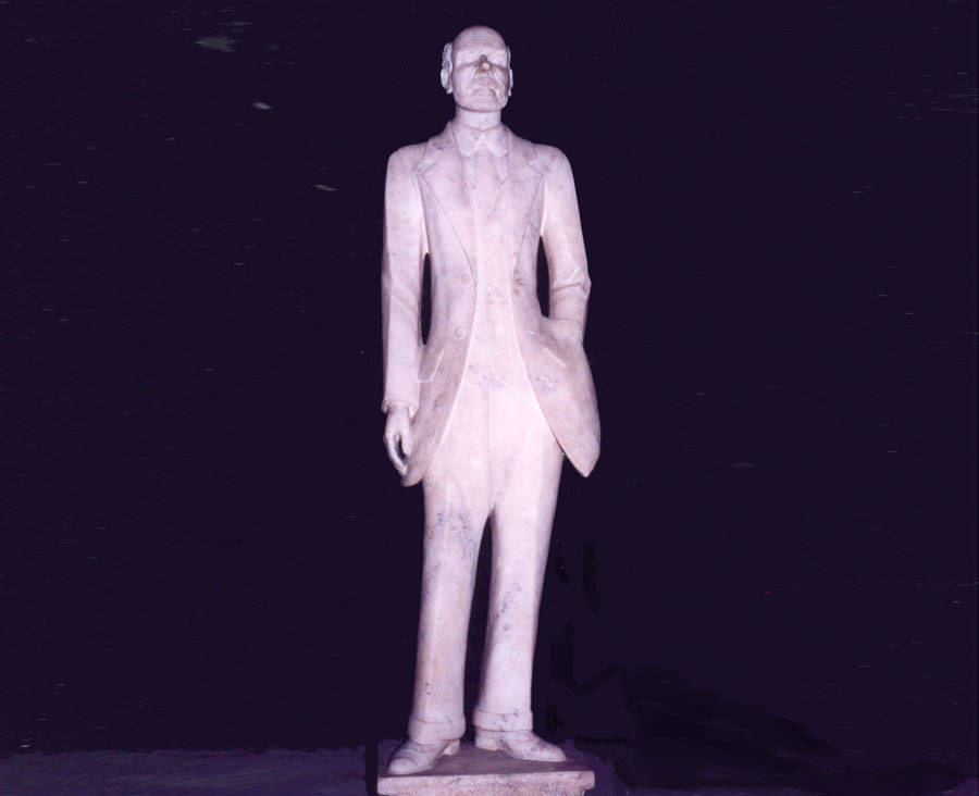 漢白玉雕像