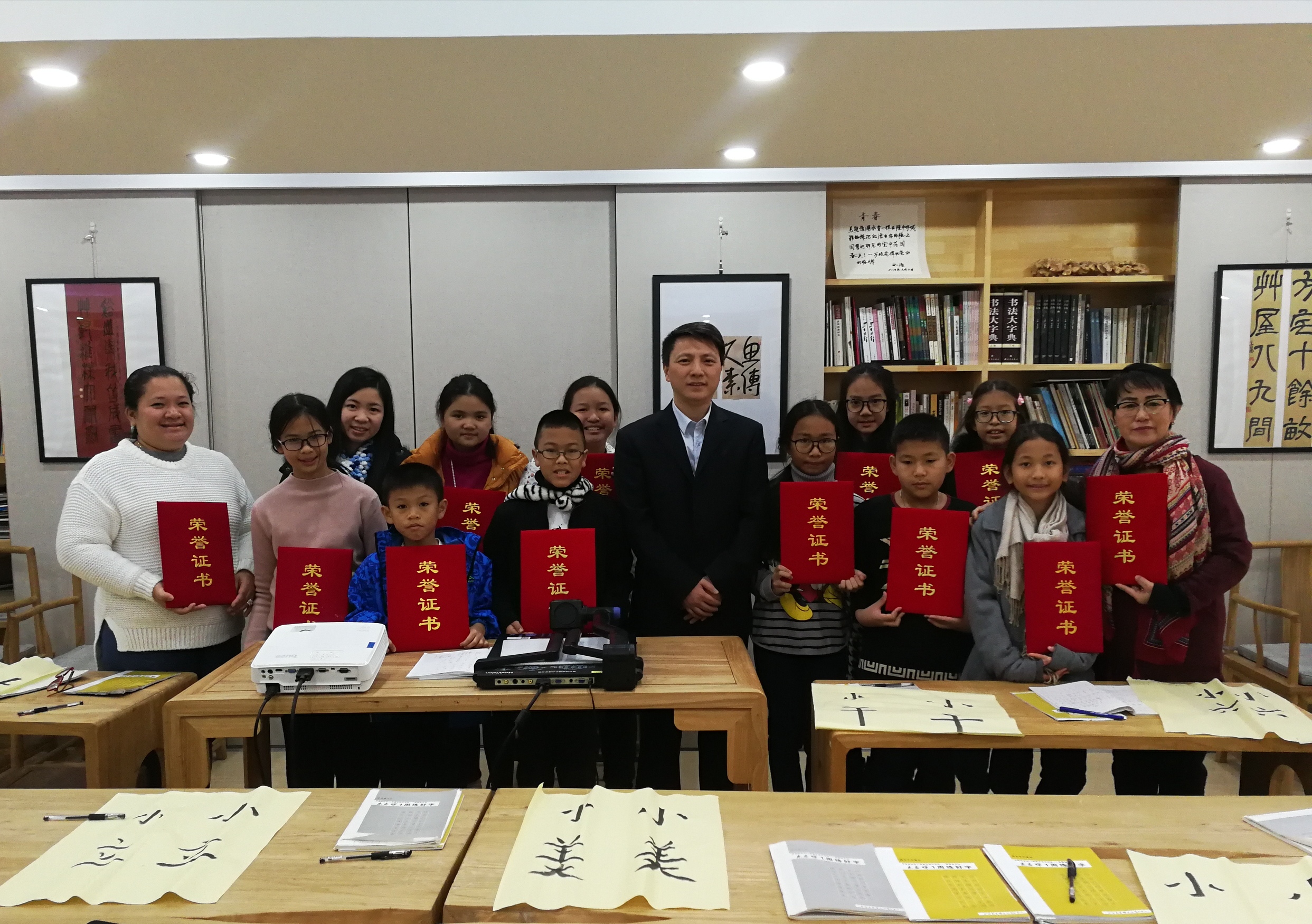 2018年3月20-22日，泰國小學生學習朱老師書法結業合影