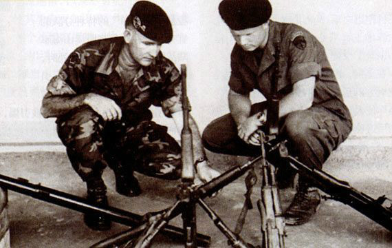 美軍在檢試繳獲的由中國或蘇聯提供的AK步槍