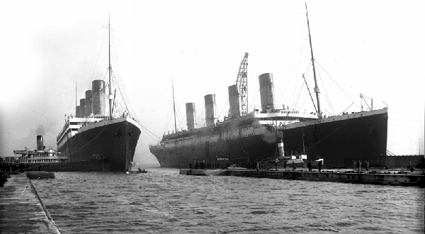 奧林匹克號（左）與鐵達尼號（右）