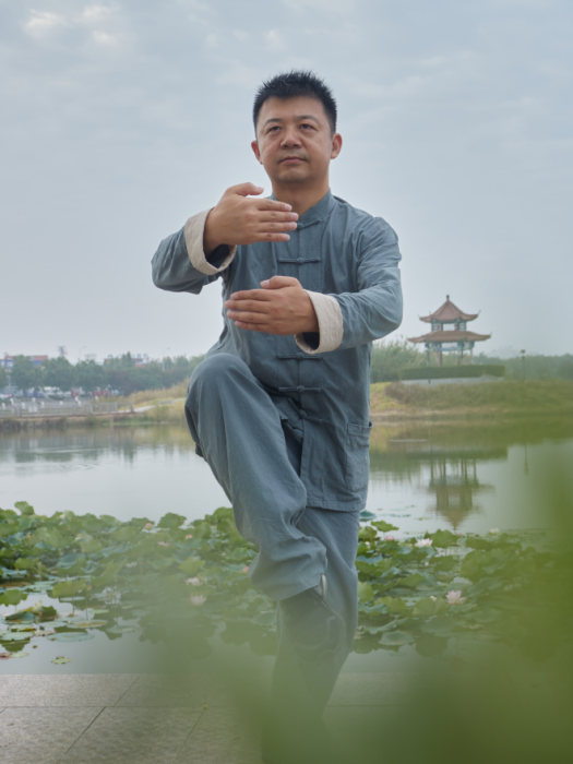 高亮(華佗五禽戲非遺傳承人、華佗五禽戲連鎖加盟品牌創始人、華佗五禽戲職業培訓學校校長) 高亮(華佗五禽戲非遺傳承人、華佗五禽戲連鎖加盟品牌創始人、華佗五禽戲職業培訓學校校長)