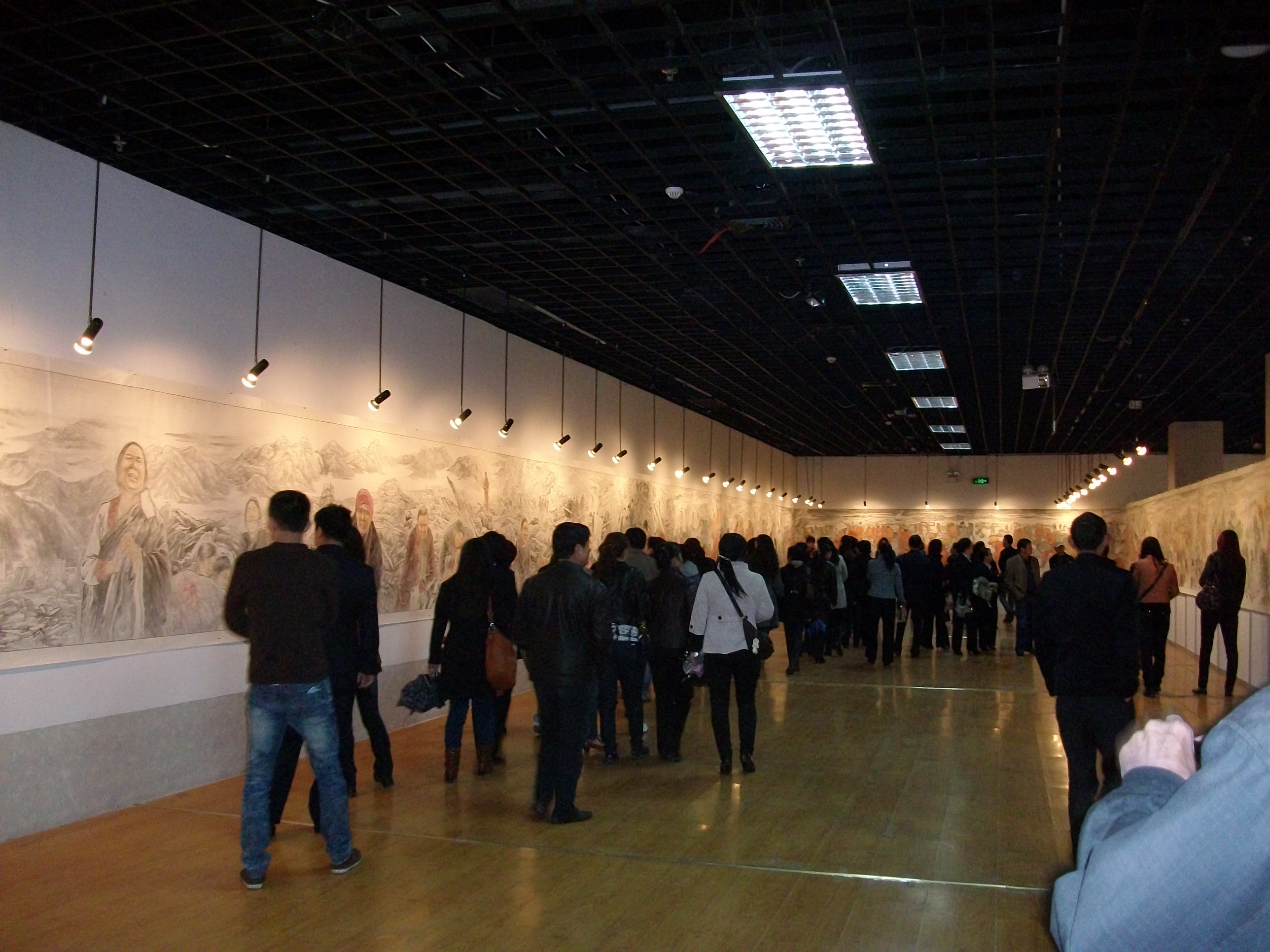 青海博物館作品展廳的社會各界觀眾