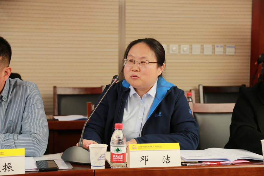 鄧潔(中國有色金屬工業協會輕金屬部副主任、鋁業分會常務副秘書長) 鄧潔(中國有色金屬工業協會輕金屬部副主任、鋁業分會常務副秘書長)