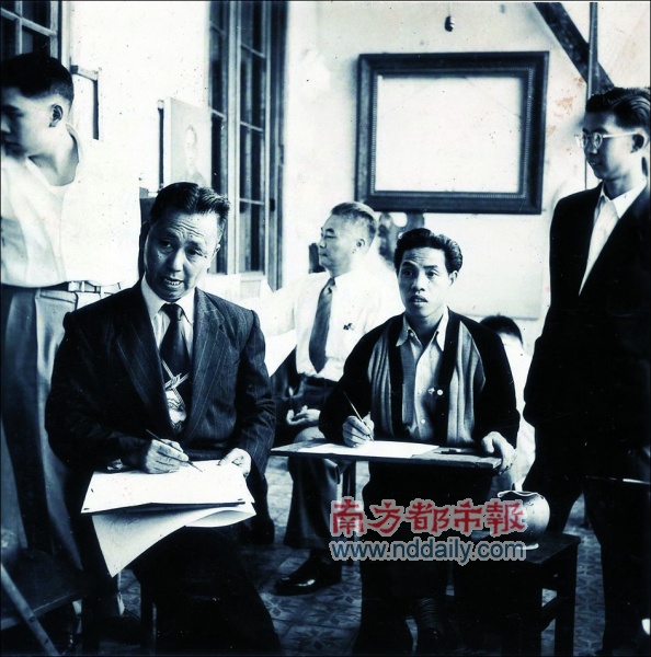 徐東白(左一)年輕時在香港寫生時的留影