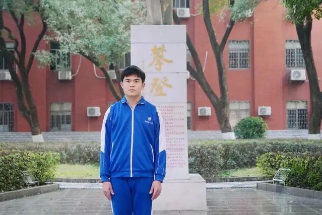 梁行健(湖南師範大學附屬中學學生,國際數學奧賽金牌得主) 梁行健(湖南師範大學附屬中學學生,國際數學奧賽金牌得主)