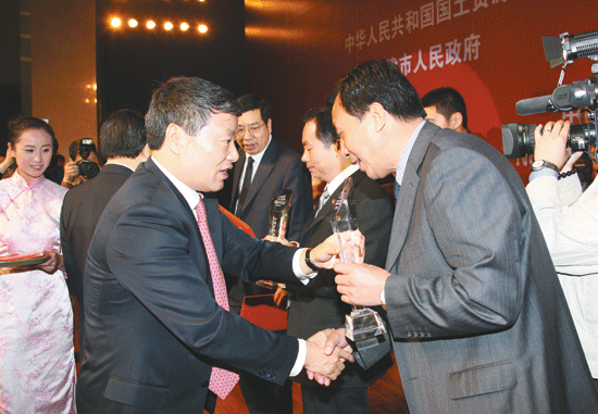 徐紹史為2010中國礦業國際合作獎獲獎者頒獎