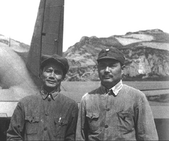 鄧發（左）與葉劍英抗戰時期在機場