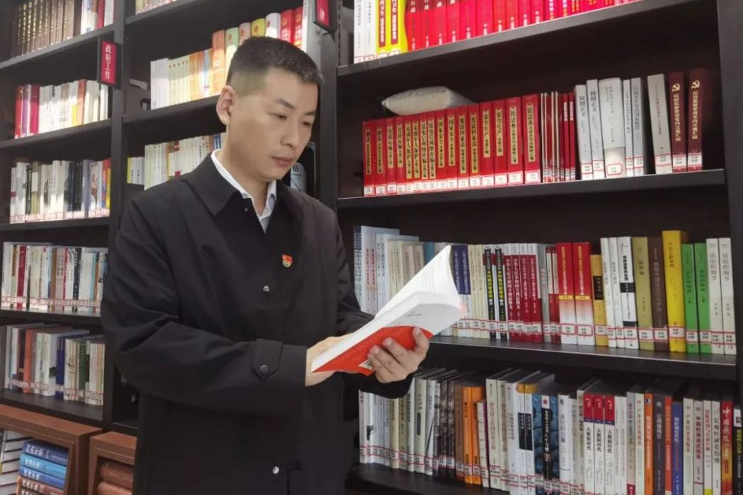 王拓(河南省政府辦公廳八處副處長、三級調研員) 王拓(河南省政府辦公廳八處副處長、三級調研員)