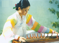朝鮮族姑娘在彈奏伽倻琴
