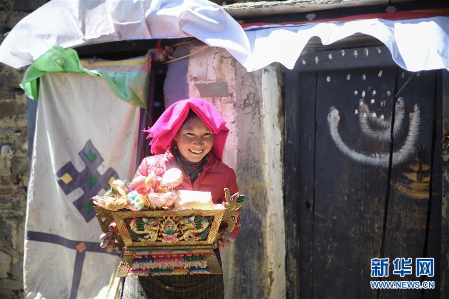 2017年3月普瑪江塘鄉薩藏村村民手捧代表吉祥如意的切瑪
