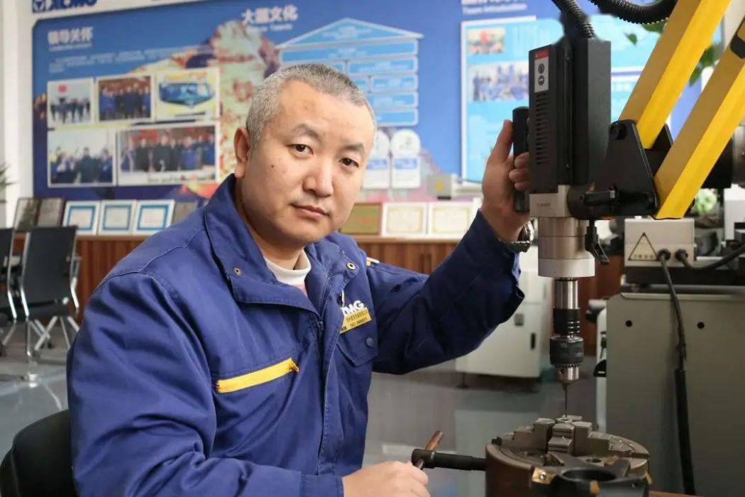 孟維(徐工集團數控車床操作工、高級技師) 孟維(徐工集團數控車床操作工、高級技師)