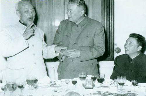1964年閻紅彥、秦基偉為越南胡志明主席祝壽