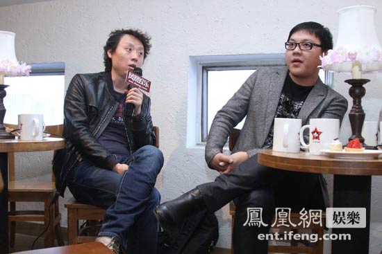 知娛智樂總裁王小魚（左）接受媒體採訪