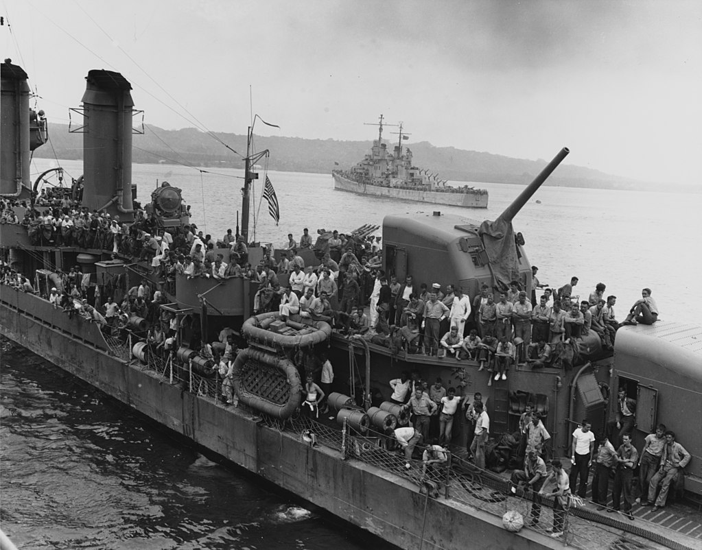 滿載胡蜂號航母倖存者返回母港的拉菲，後方為朱諾
