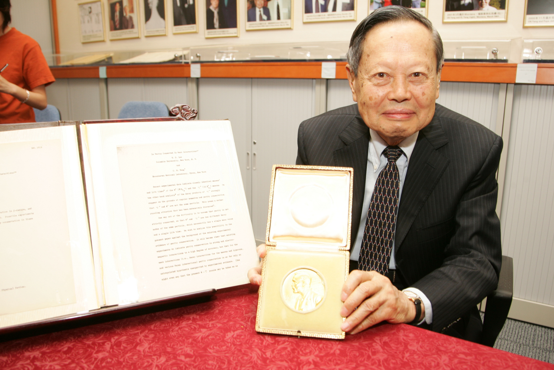 楊振寧教授的諾貝爾獎章和手稿