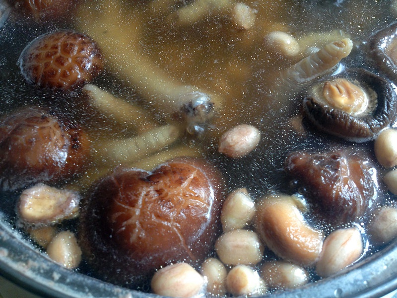 香菇眉豆煲雞腳