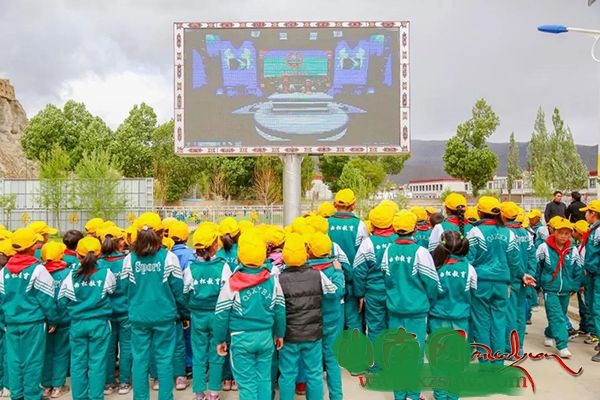 2019年6月曲松鎮國小學生通過LED戶外大屏收看節目