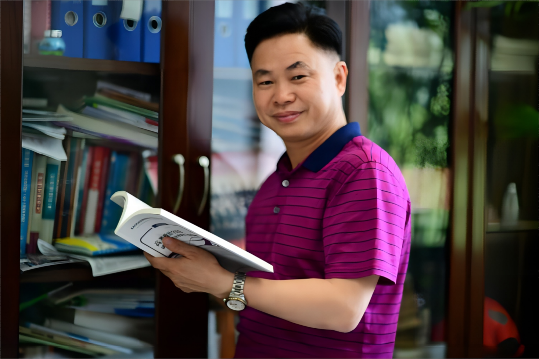 劉勁松(中共華中師範大學寶安附屬學校總支部委員會書記) 劉勁松(中共華中師範大學寶安附屬學校總支部委員會書記)