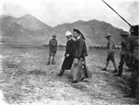 1904年駐藏大臣有泰與英國侵略軍榮赫鵬