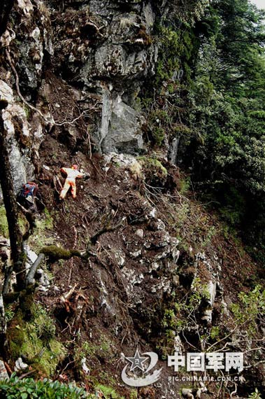 搜救隊員在深山密林和懸崖峭壁上艱難爬行