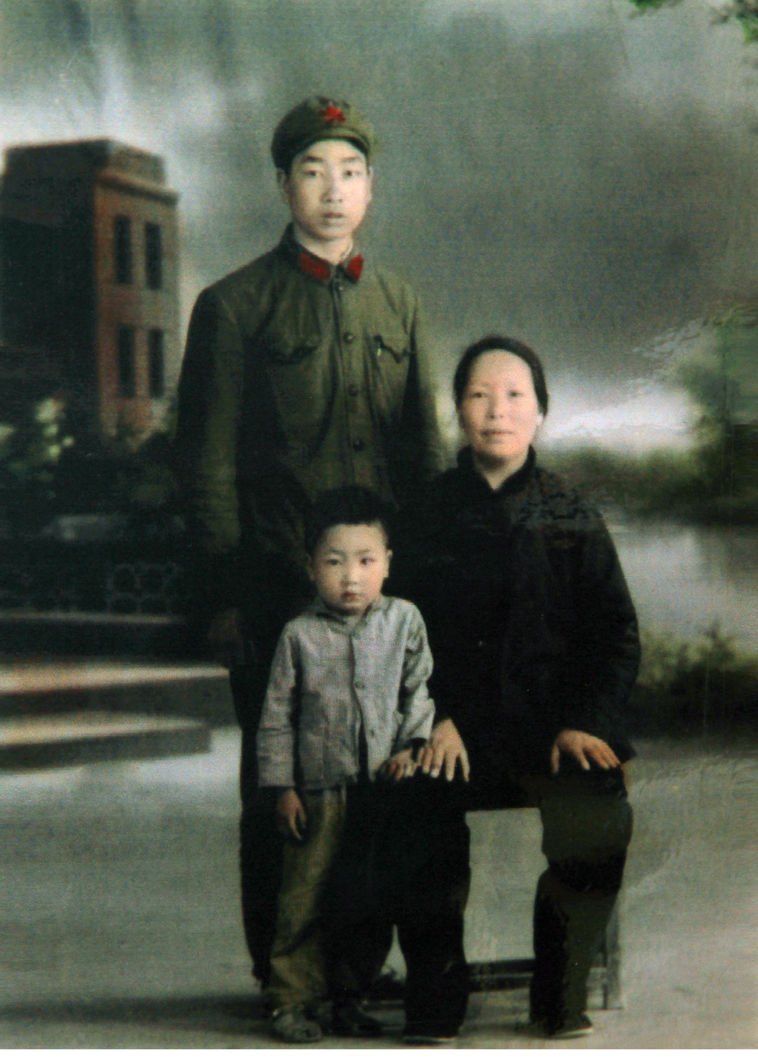 王耀獻四歲與哥哥和母親合影