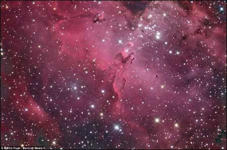 天鷹座星雲是個位在巨蛇座的大型發射星雲