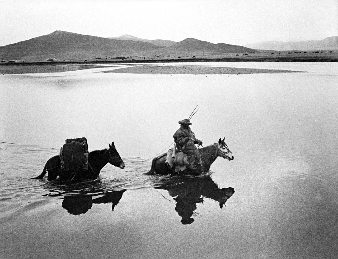 涉水渡河，阿壩，1934年，莊學本攝
