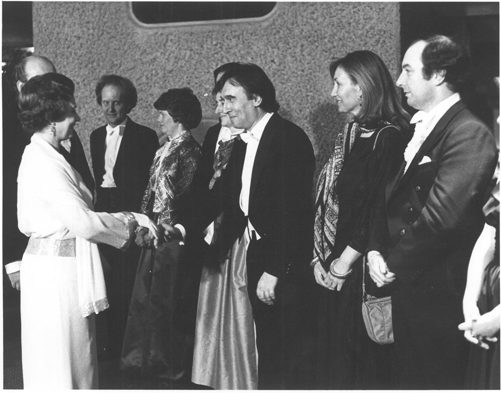 巴比肯藝術中心運營後，首席指揮阿巴多與女王握手，拍攝於1983年