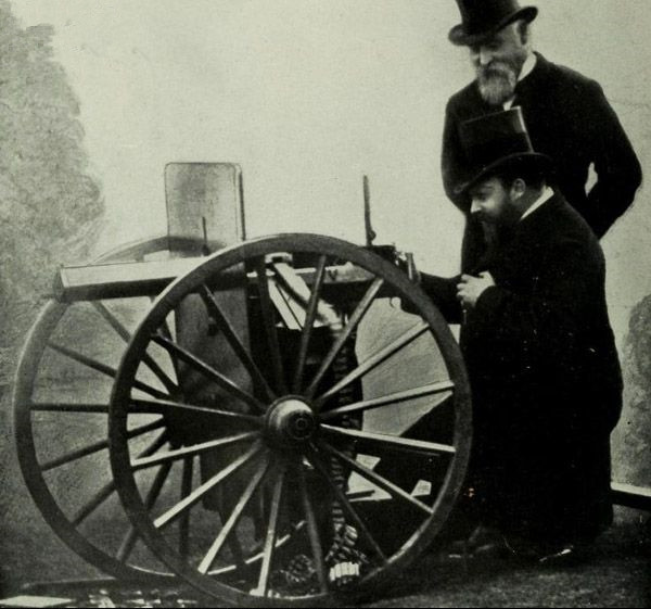 1885年英王愛德華七世觀看馬克沁操作機槍