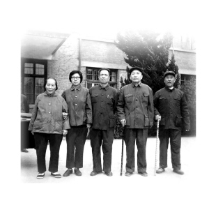 李乾成（右二）與呂繼英（左一）1977年