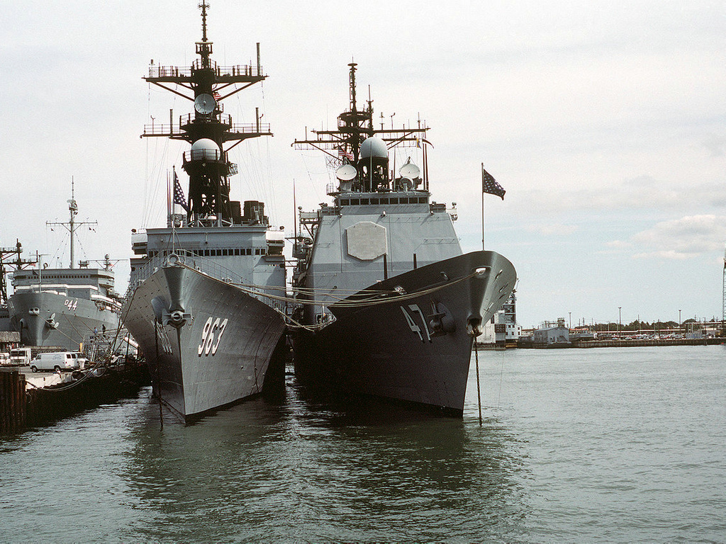 963號斯普魯恩斯級驅逐艦（左）和提康德羅加艦（右）
