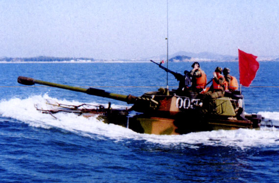 03P式水陸坦克進行水上試驗