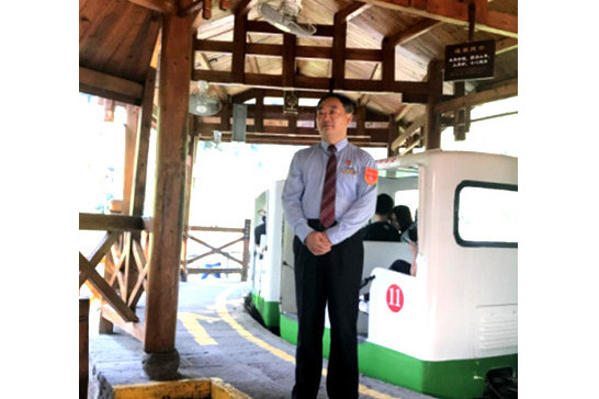 田斌(張家界旅遊集團觀光電車分公司站務主管) 田斌(張家界旅遊集團觀光電車分公司站務主管)