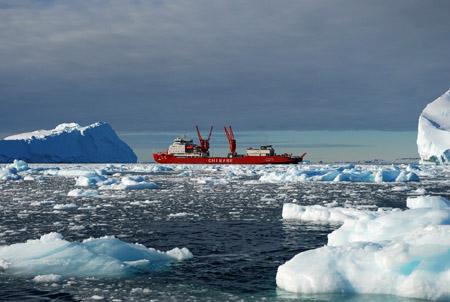 雪龍號在浮冰區航行