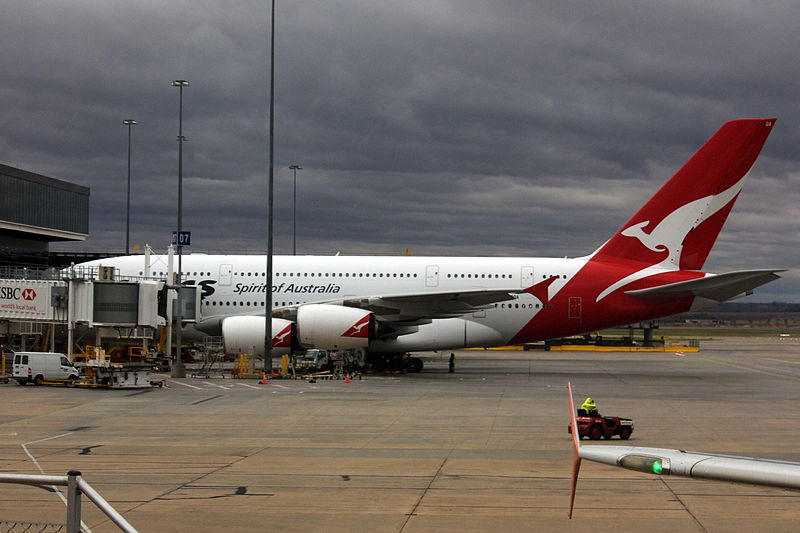 在墨爾本國際機場第二航站樓外停的一架澳大利亞航空公司的A380