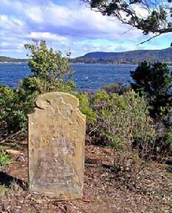 阿瑟港河岸邊的墓碑