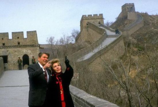 1984年4月，里根總統和夫人在長城。