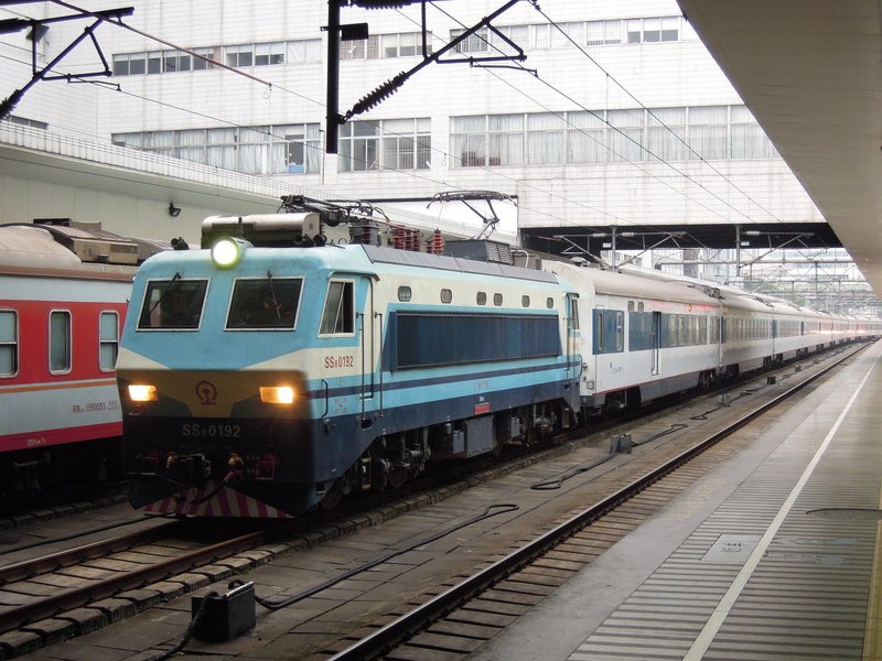 韶山8型0192號機車牽引廣九直通車通過深圳站進入香港