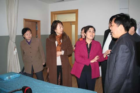 馬鳳閣(中國氣功科研會常務理事) 馬鳳閣(中國氣功科研會常務理事)