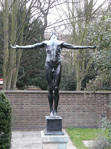 “青年”雕像（1920年）凱瑟琳·斯科特