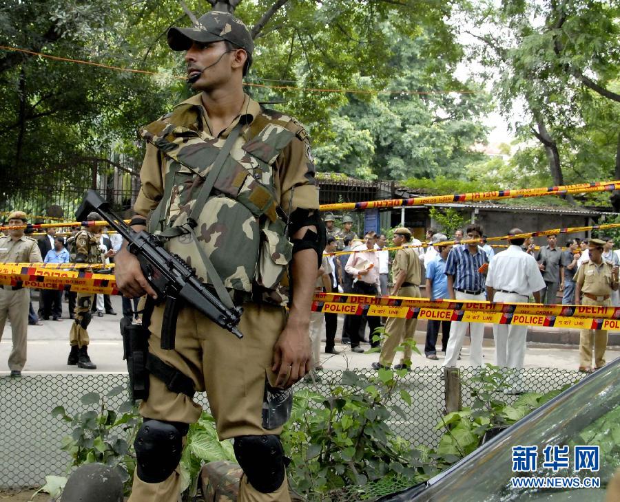 印度警察在爆炸現場警戒