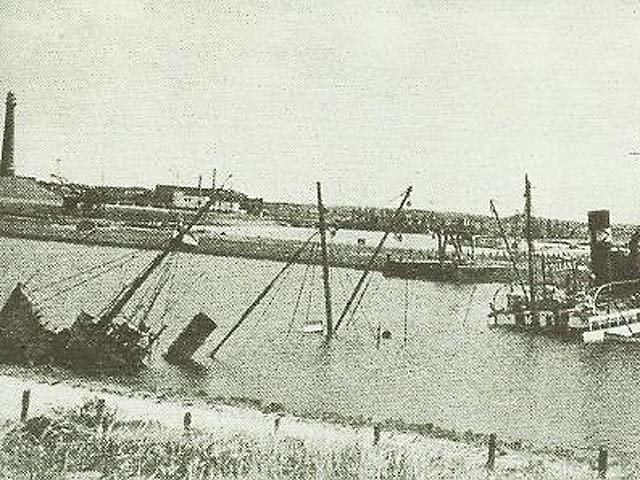 荷蘭國防軍在於莫登附近炸毀貨輪，封鎖航道